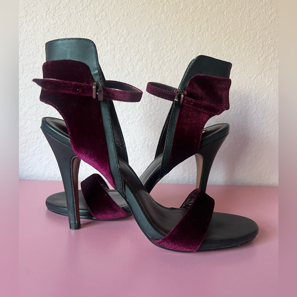 Report Signature Velvet Heels